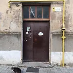 біля залізничного вокзалу