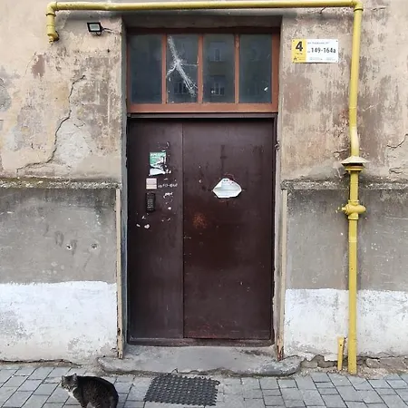 біля залізничного вокзалу