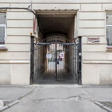 біля залізничного вокзалу